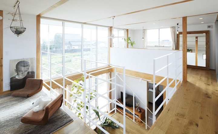 Một phần cửa kính lớn cung cấp ánh sáng và sưởi ấm cho ngôi nhà đặc biệt là vào những ngày mùa đông. Một phần cửa kính lớn cung cấp ánh sáng và sưởi ấm cho ngôi nhà đặc biệt là vào những ngày mùa đông.