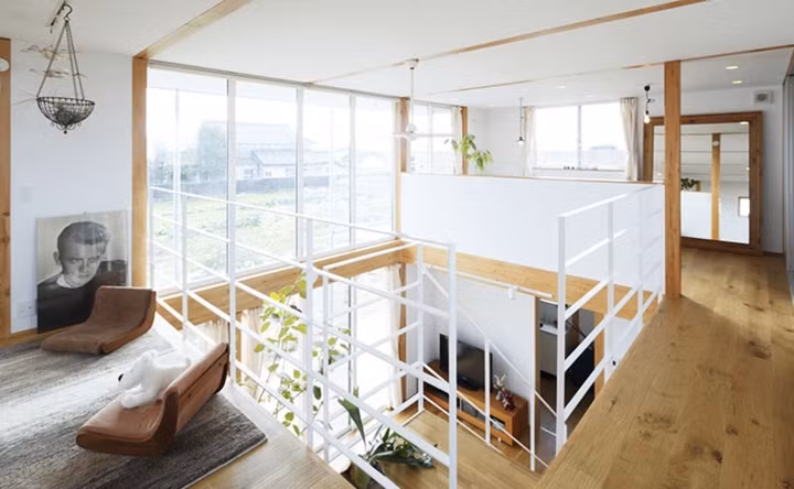 Một phần cửa kính lớn cung cấp ánh sáng và sưởi ấm cho ngôi nhà đặc biệt là vào những ngày mùa đông.