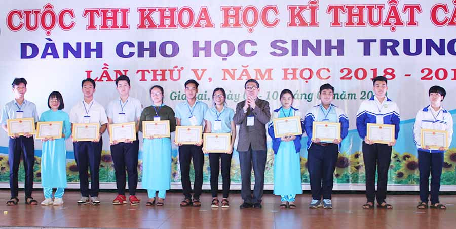  10-1 Ban tổ chức trao giải nhất cho 7 đề tài tại lễ bế mạc. Ảnh N.G