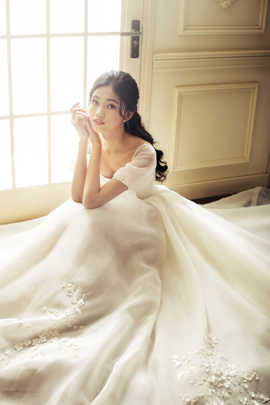 Ngoài hình ảnh chính thức đã công bố, bộ ảnh cô dâu lần này như một món quà cám ơn mà Thanh Tú gửi đến người hâm mộ đã luôn dõi theo và chúc phúc cho hạnh phúc mới của cô.