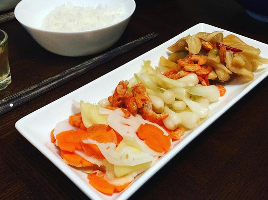 Người miền Trung thường ăn dưa món kèm với bánh tét hay các loại thịt trong bữa cơm ngày thường và các dịp lễ, tết. Dưa món là đồ ăn kèm chống ngấy hoàn hảo cho những món nhiều đạm ngày tết cổ truyền. Ảnh: Lananhdiep.