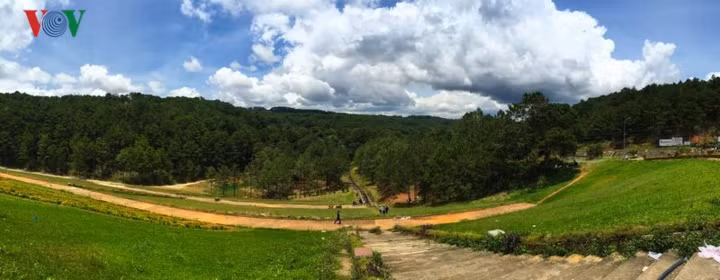 Vào những ngày đẹp trời, dùng ca nô hay thuyền buồm du ngoạn trên mặt hồ, du khách sẽ được chiêm ngưỡng tận mắt những đồi thông già xanh thẫm hay những rặng thông mới xanh mơn mởn soi bóng xuống mặt hồ.