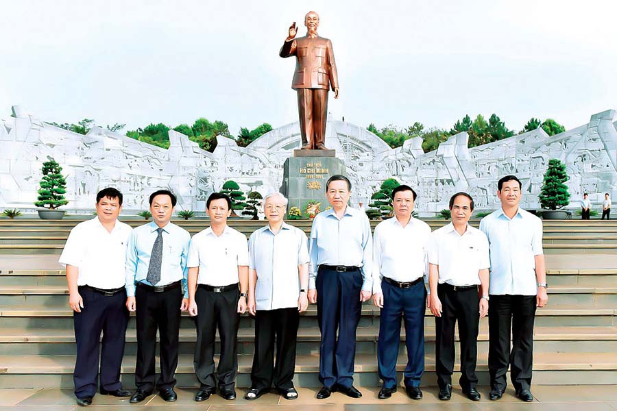 Tổng Bí thư Nguyễn Phú Trọng (thứ 4 từ trái qua) chụp ảnh lưu niệm tại Quảng trường Đại Đoàn Kết, TP. Pleiku (tháng 4-2017). Ảnh: Đ.T