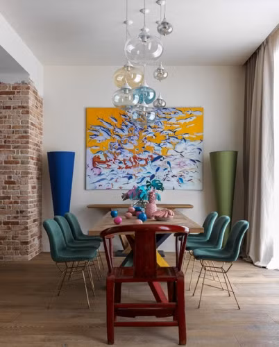  Tăng thêm ánh sáng bằng các loại đèn, treo tranh nghệ thuật khiến phòng ăn càng thêm ấm cúng.