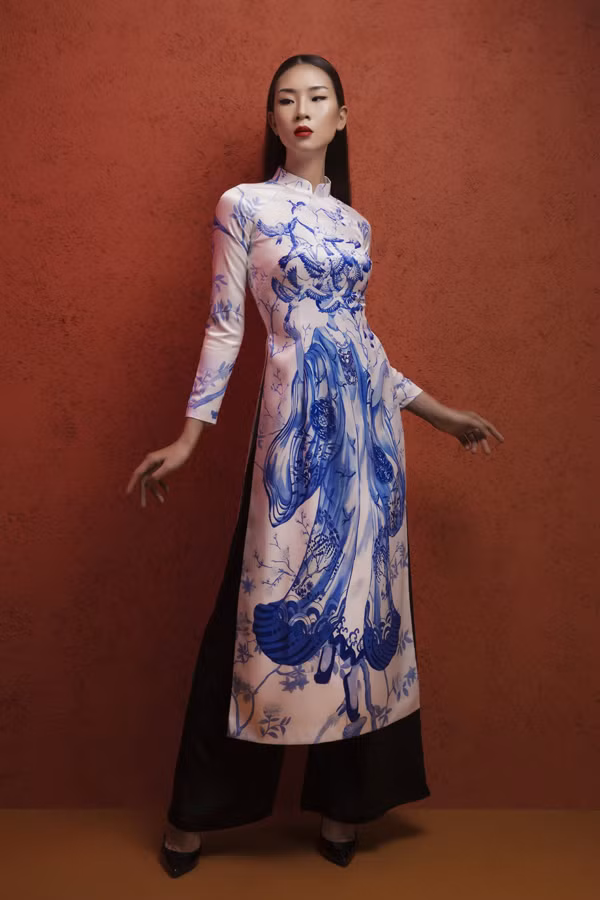 Các mẫu áo lụa của Hà Linh Thư giữ nguyên phom dáng truyền thống với chi tiết cổ cao 3 cm, tay áo lỡ.