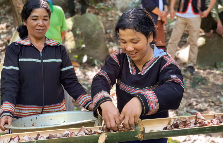 Nét đẹp trong nghi lễ cúng rừng. Ảnh: Hoàng Ngọc