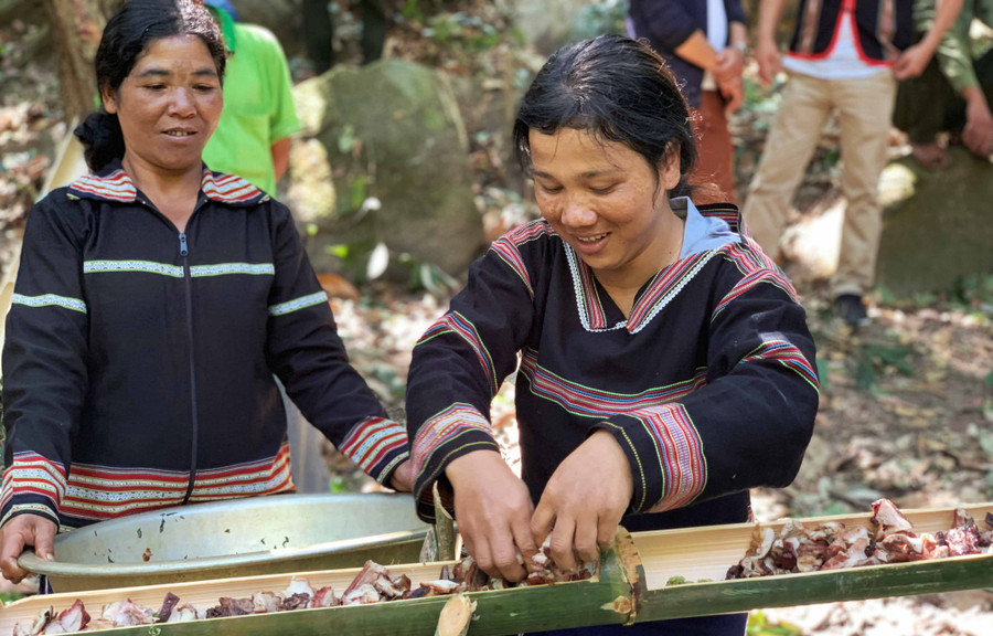 Nét đẹp trong nghi lễ cúng rừng. Ảnh: Hoàng Ngọc