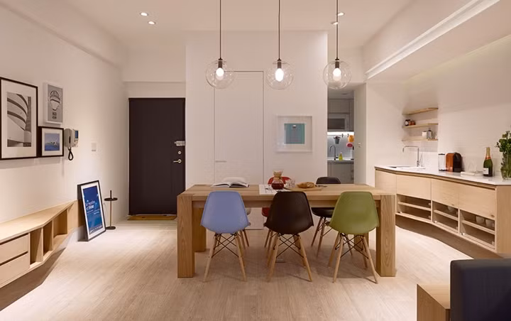 Bàn gỗ kết hợp với ghế nhiều màu sắc mang phong cách trẻ trung, năng động của những người trẻ. Bàn gỗ kết hợp với ghế nhiều màu sắc mang phong cách trẻ trung, năng động của những người trẻ.