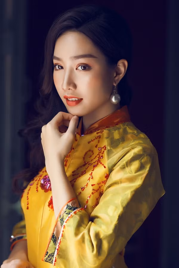 Bộ sưu tập sử dụng chất liệu chính là gấm, lụa và organxa.