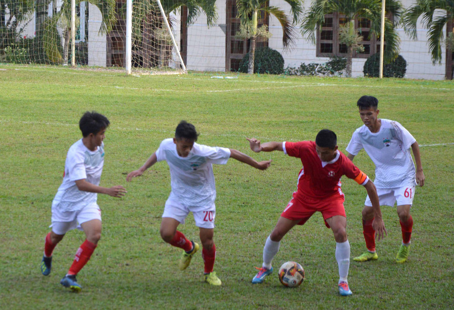  Cầu thủ U19 HA.GL (áo trắng) trong trận đấu gặp U19 Lâm Đồng (áo đỏ). Ảnh: Minh Vỹ
