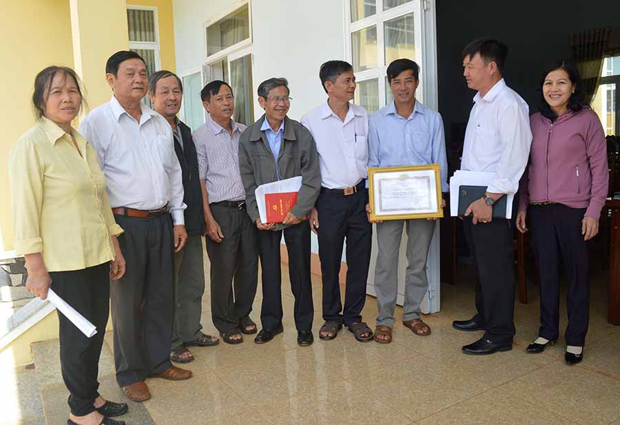  Đảng viên chi bộ thôn, làng ở xã Nghĩa Hưng (huyện Chư Pah) trao đổi kinh nghiệm giúp người dân phát triển kinh tế. Ảnh: Đ.Y