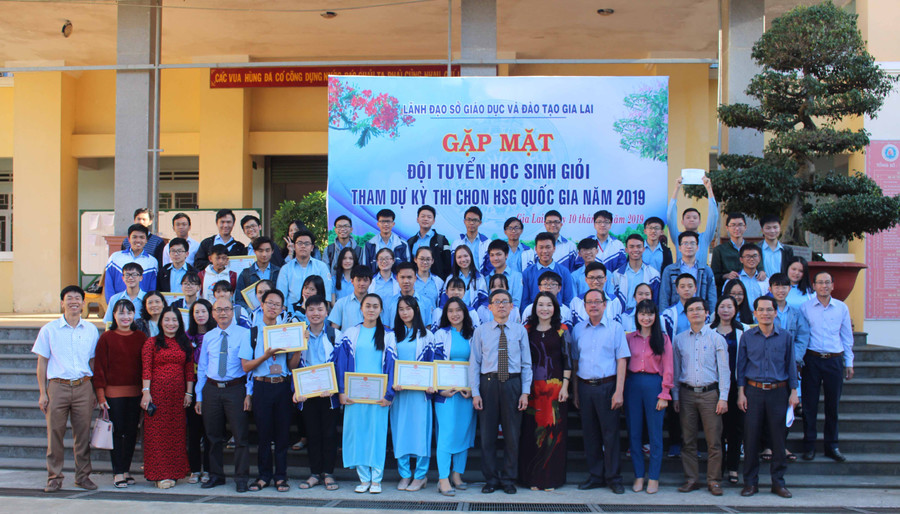 Học sinh của 9 đội tuyển chụp hình lưu niệm với thầy-cô giáo tại trường THPT Chuyên Hùng Vương. Ảnh: Nguyễn Giang