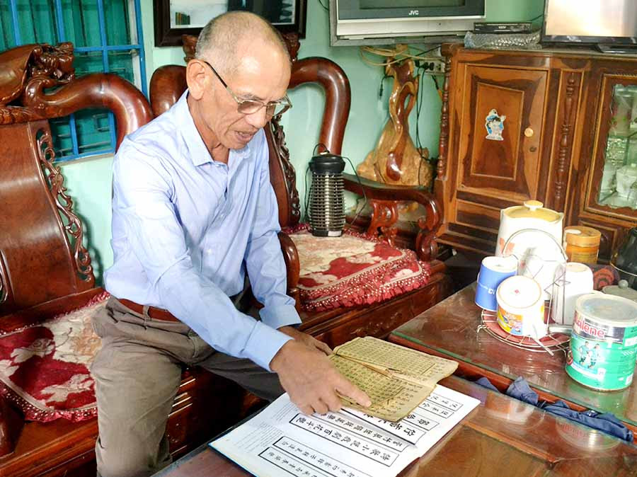 Ông Tương giới thiệu về 2 cuốn sách ống quyển cổ . Ảnh: Lê Hòa  Ông Tương giới thiệu về 2 cuốn sách ống quyển cổ . Ảnh: Lê Hòa