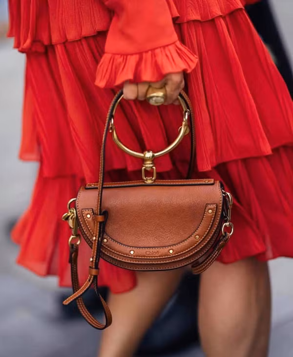  Nhiều mẫu túi cỡ trung, kiểu dáng ấn tượng là sản phẩm phù hợp với set đồ rực rỡ sắc màu khi xuống phố du xuân.
