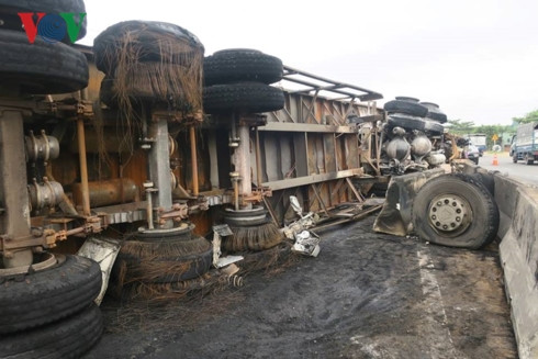 Xe đầu kéo chở cám bốc cháy nằm chắn ngang Quốc lộ 1 A, đoạn qua Hàm Thuận Nam.