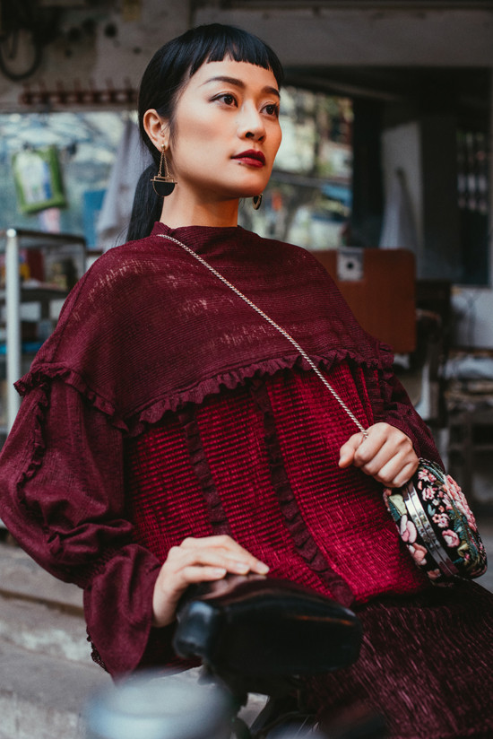 Trong bộ ảnh đón Tết Kỷ Hợi, Phí Linh quyết định lột xác với tóc mái cột dài nửa trán baby bang. Kiểu tóc này đã được các ngôi sao thế giới lăng xê trở lại từ nửa đầu 2018 như Bella Hardid, Emma Roberts, Emma Watson. Trong bộ ảnh đón Tết Kỷ Hợi, Phí Linh quyết định lột xác với tóc mái cột dài nửa trán baby bang. Kiểu tóc này đã được các ngôi sao thế giới lăng xê trở lại từ nửa đầu 2018 như Bella Hardid, Emma Roberts, Emma Watson.