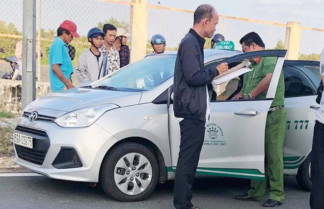 Cảnh sát khám nghiệm hiện trường và chiếc taxi có tài xế nghi bị khách cứa cổ. Ảnh: Nhật Tân. Cảnh sát khám nghiệm hiện trường và chiếc taxi có tài xế nghi bị khách cứa cổ. Ảnh: Nhật Tân.