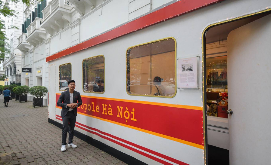 Ngày 26/1, khách sạn Metropole Hà Nội mở cửa chợ Tết 2019 bên trong khuôn viên xây dựng từ năm 1901. Tại phiên chợ năm nay, khách sạn năm sao mang đến cho du khách hành trình tái hiện không gian Tết Hà Nội xưa. Điểm khởi đầu của chuyến đi là công trình mô phỏng toa tàu điện xưa trên vỉa hè phố Lê Phụng Hiểu. Hoạt động có sự tham gia của 15 thương hiệu nổi tiếng với các sản phẩm phục vụ cho nhu cầu sắm Tết từ mứt, thực phẩm hữu cơ, đồ thủ công mỹ nghệ, rượu vang, trà, bia cho tới thời trang cao cấp. 