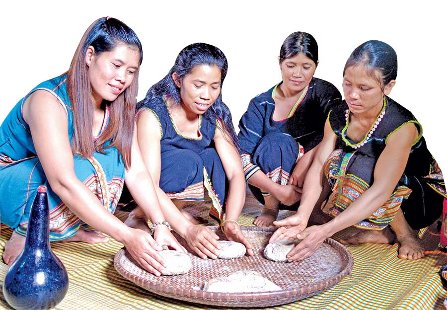 Các chị em làng Đê Tul cùng nhau làm men rượu. Ảnh: L.H Các chị em làng Đê Tul cùng nhau làm men rượu. Ảnh: L.H