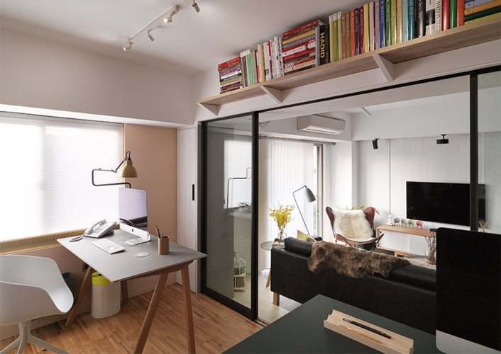 Phòng làm việc đặt cạnh phòng khách và ngăn cách bằng cửa kính để tăng tối đa sự yên tĩnh. Phòng làm việc đặt cạnh phòng khách và ngăn cách bằng cửa kính để tăng tối đa sự yên tĩnh.