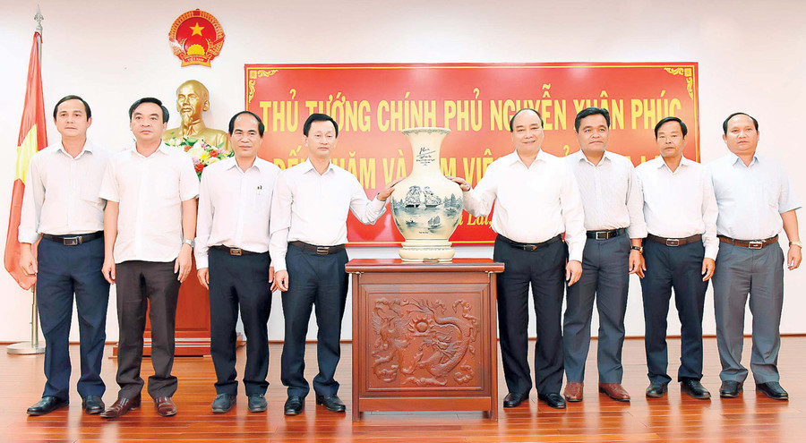 Thủ tướng Chính phủ Nguyễn Xuân Phúc tặng quà cho Ban Chấp hành Đảng bộ tỉnh. Ảnh: Đ.T