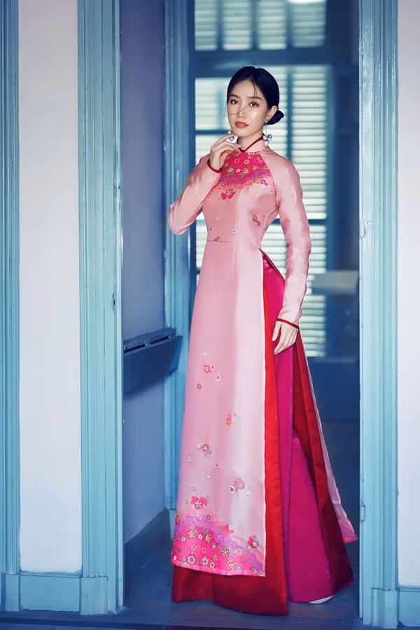  Hồng Tuyết nổi bật trong những thiết kế áo dài màu màu sắc rực rỡ như đỏ, vàng, xanh, hồng...