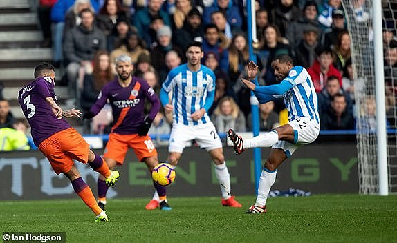  Danilo “đã đại bác” khai thông thế bế tắc cho Man. City ở phút 18.