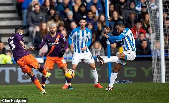  Danilo “đã đại bác” khai thông thế bế tắc cho Man. City ở phút 18.