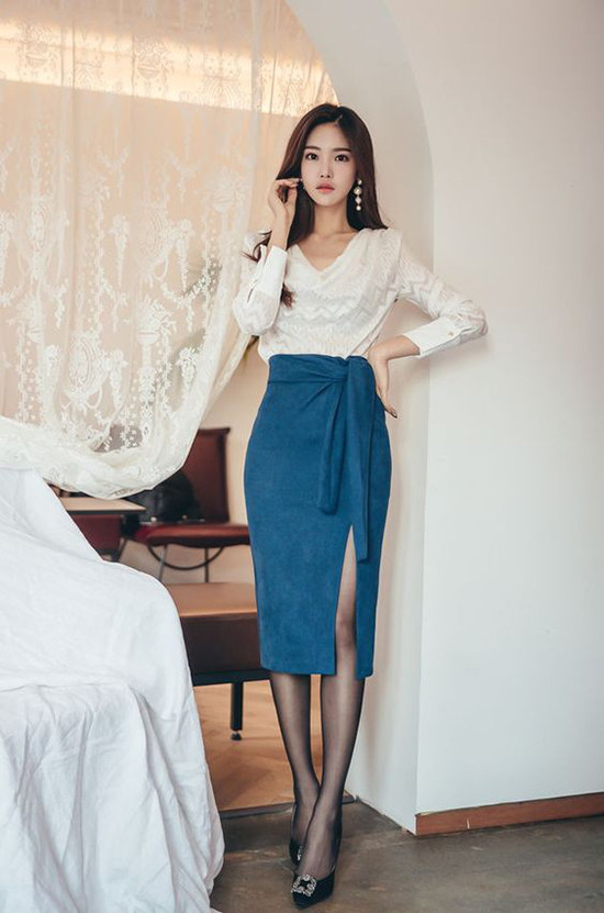 Vẫn là trang phục áo ren đi cùng chân váy bút chì, nhưng để cuốn hút hơn đi tiệc bạn gái có thể thử nghiệm váy xẻ đi kèm vạt quấn.