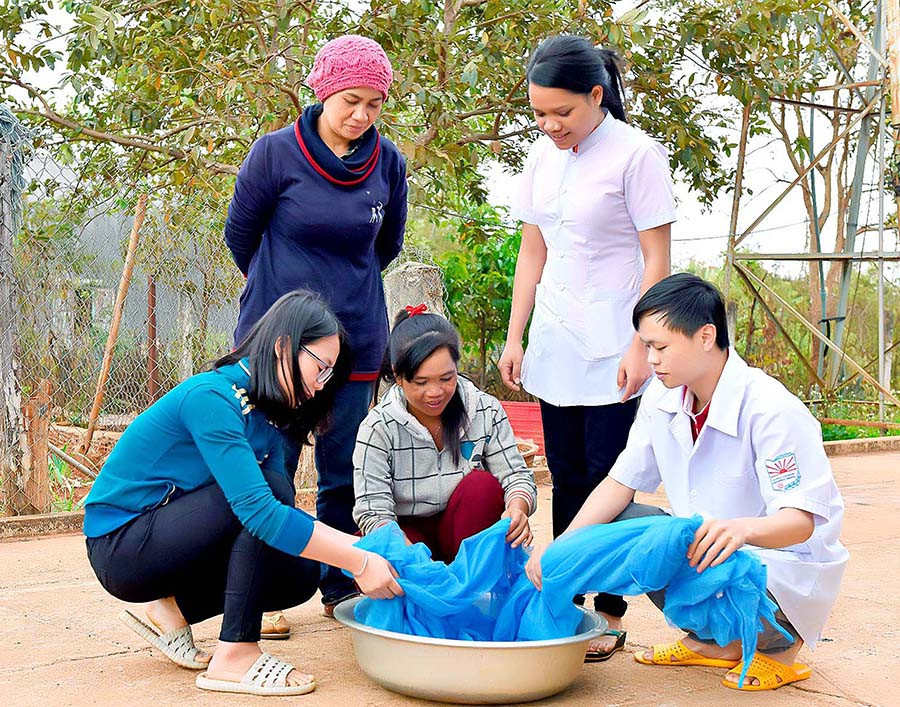 Nhân viên y tế hướng dẫn người dân tẩm màn bằng hóa chất diệt muỗi. Ảnh: Đức Thụy  Nhân viên y tế hướng dẫn người dân tẩm màn bằng hóa chất diệt muỗi. Ảnh: Đức Thụy