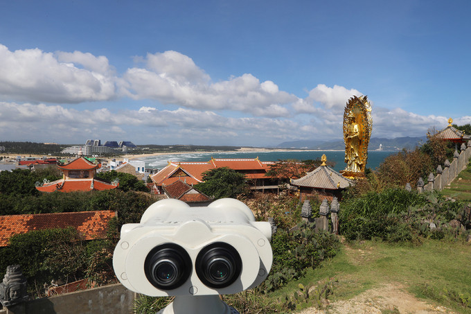  Bức tượng Phật nhìn ra biển là mong ước bình yên và may mắn đến với ngư dân của làng chài.