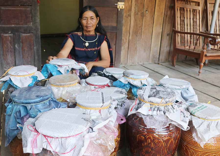  Gần 40 năm nay, bà Jrưk làm rượu ghè theo cách truyền thống. Ảnh: N.M