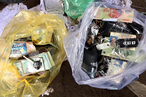 Tang vật thu giữ gồm 130 triệu đồng, 7 xe ôtô. Ảnh: Công an Quảng Trị