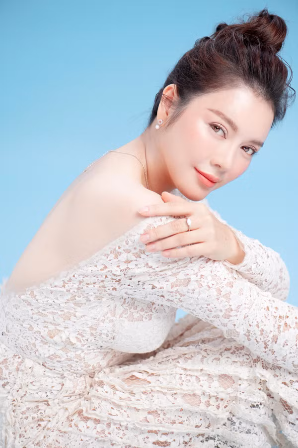  Lý Nhã Kỳ khiến nhiều người ngưỡng mộ vì ở tuổi ngoài 30 cô vẫn giữ được làn da mịn màng, tươi trẻ.