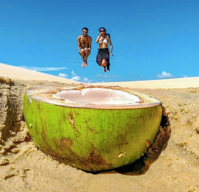  Bãi biển luôn là đề tài sáng tạo với rất nhiều người mê chụp ảnh. Với một trái dừa uống dở, bạn có thể tạo dáng cùng nhảy lên như thể chuẩn bị chui vào quả dừa khổng lồ.