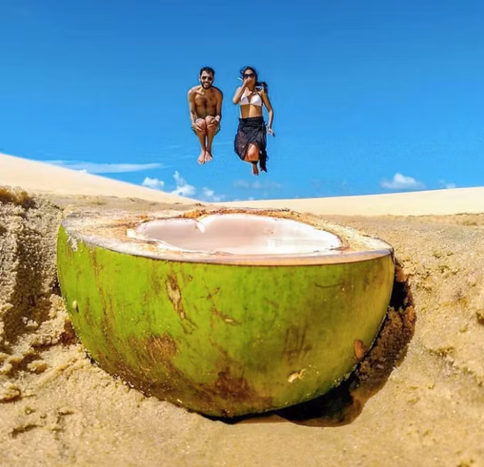  Bãi biển luôn là đề tài sáng tạo với rất nhiều người mê chụp ảnh. Với một trái dừa uống dở, bạn có thể tạo dáng cùng nhảy lên như thể chuẩn bị chui vào quả dừa khổng lồ.