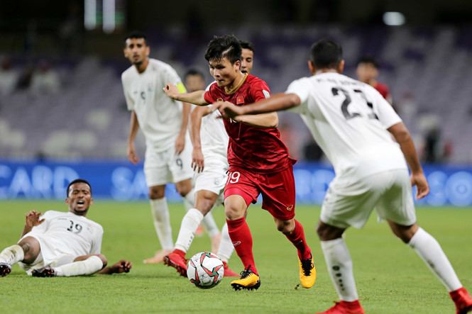 Vóc dáng không cao, Quang Hải vẫn khiến đối thủ phải khuất phục. Vóc dáng không cao, Quang Hải vẫn khiến đối thủ phải khuất phục.