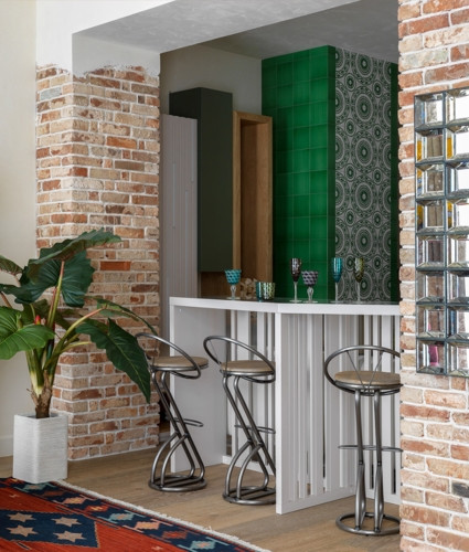  Nếu ngôi nhà bạn đủ lớn đừng ngần ngại sắp xếp thêm quầy bar.