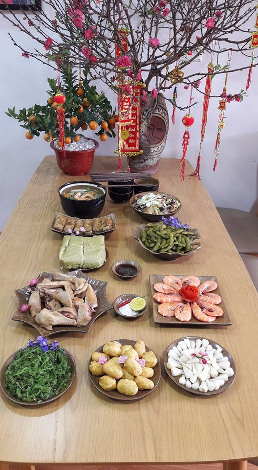 Mâm cỗ truyền thống được nhiều chị em thích thú. Ảnh: Thi Vũ Mâm cỗ truyền thống được nhiều chị em thích thú. Ảnh: Thi Vũ