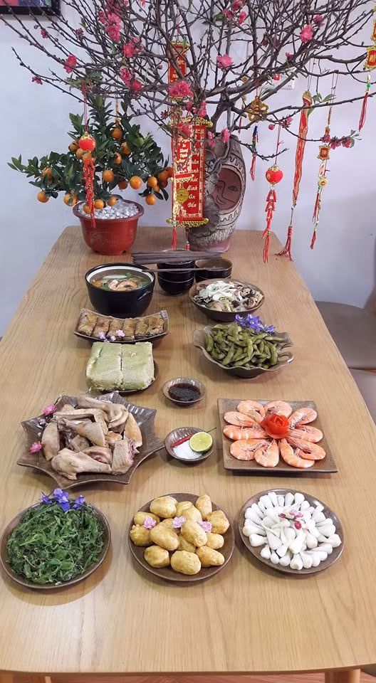 Mâm cỗ truyền thống được nhiều chị em thích thú. Ảnh: Thi Vũ