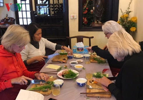 Chị Kiều Trang hướng dẫn du khách nước ngoài chế biến món ăn Việt Nam. Chị Kiều Trang hướng dẫn du khách nước ngoài chế biến món ăn Việt Nam.