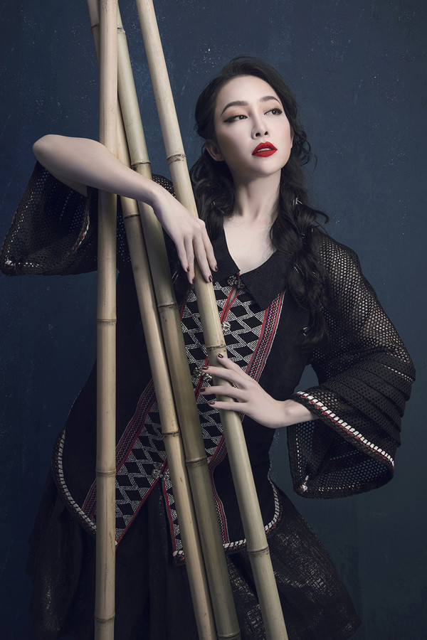 Bộ hình được thực hiện với sự hỗ trợ của nhiếp ảnh gia Kiếng Cận. Bộ hình được thực hiện với sự hỗ trợ của nhiếp ảnh gia Kiếng Cận.