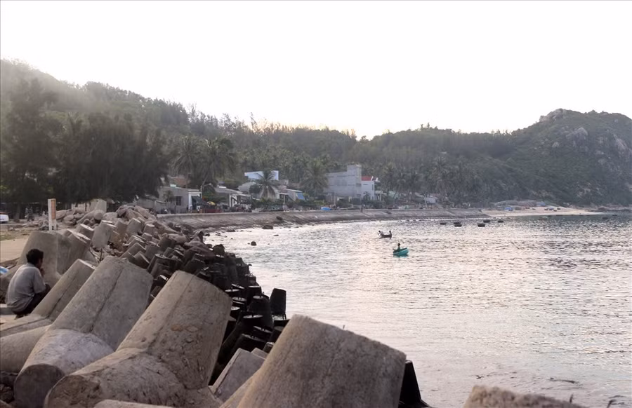 Các con đường ven đảo được bao bọc bởi các khối bê tông.