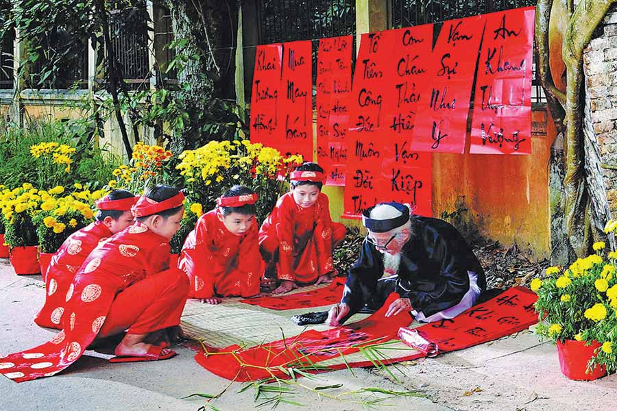 Ông đồ viết câu đối Tết. Ảnh: Đình Chiến Ông đồ viết câu đối Tết. Ảnh: ĐÌNH CHIẾN