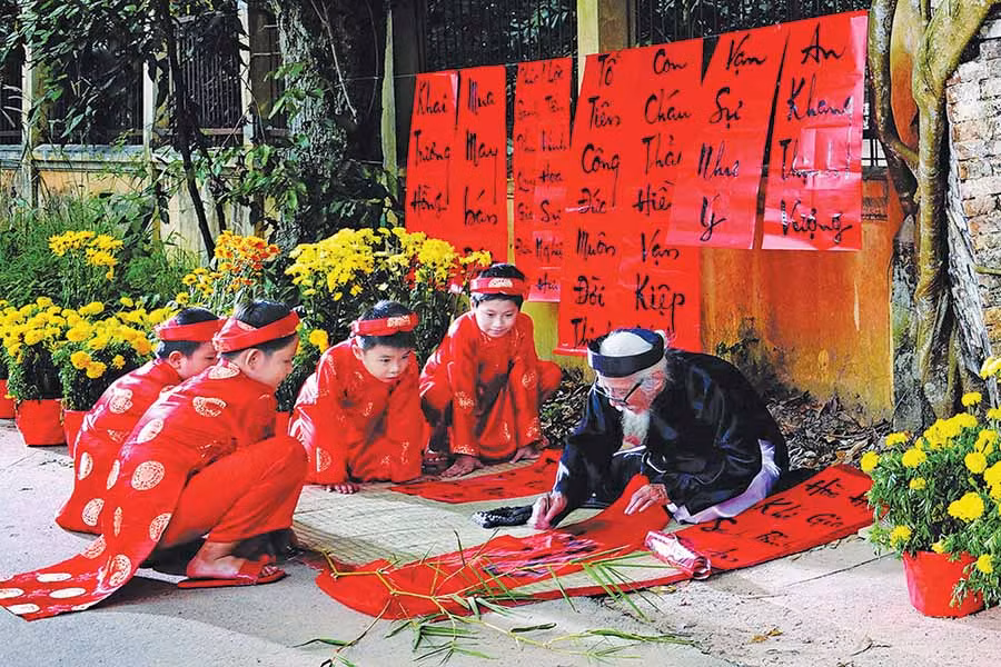  Ông đồ viết câu đối Tết. Ảnh: ĐÌNH CHIẾN