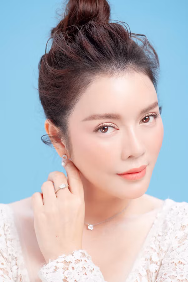 Người đẹp khéo kết hợp trang sức kim cương với các thiết kế gam trắng, nhìn rất hài hòa.