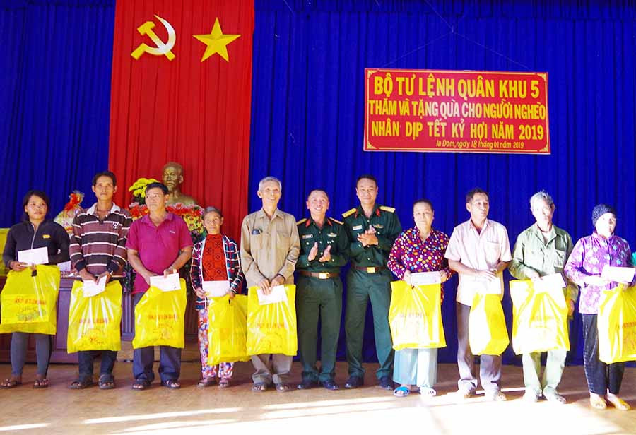 Đoàn cán bộ Quân khu 5 và Bộ Chỉ huy Quân sự tỉnh tặng quà cho nhân dân xã Ia Dom. Ảnh: Phan Dũng
