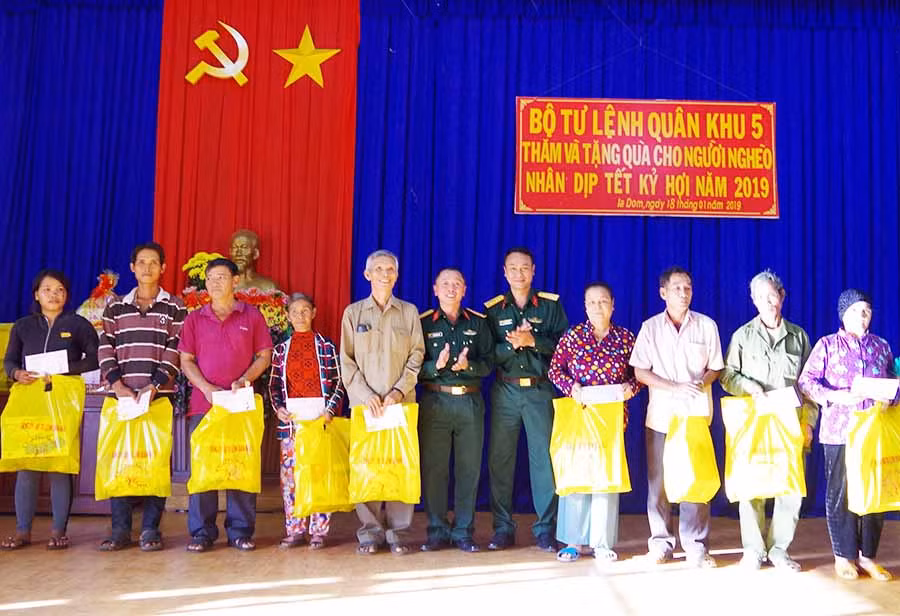 Đoàn cán bộ Quân khu 5 và Bộ Chỉ huy Quân sự tỉnh tặng quà cho nhân dân xã Ia Dom. Ảnh: Phan Dũng
