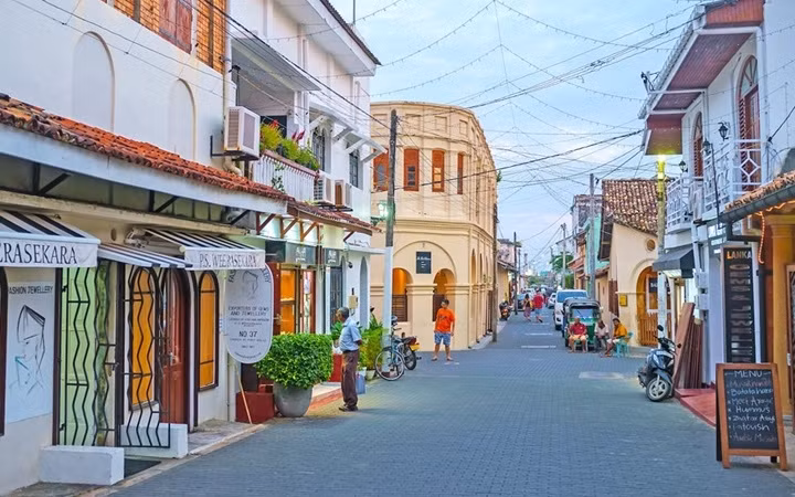  Pháo đài lịch sử Galle là nơi tuyệt vời để du khách dừng chân mua sắm và dùng bữa tối. Thành phố Galle ngày nay đã mở rộng hơn so với pháo đài do người Hà Lan xây dựng từ thế kỷ 17. Một phần của pháo đài vẫn được lưu giữ và được UNESCO công nhận là Di sản Văn hóa Thế giới. Ảnh: Shutterstock.com