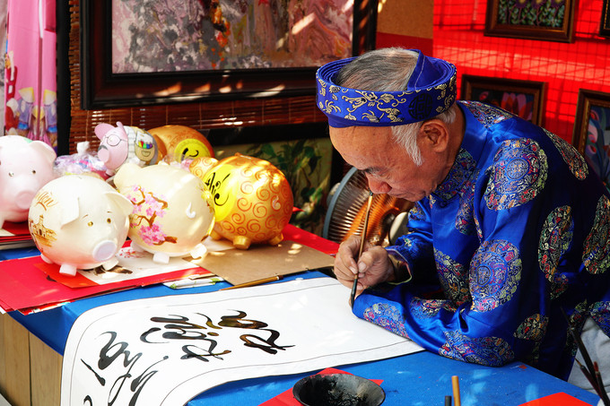  Năm nay, địa điểm này thu hút gần 60 ông đồ đến cho chữ. Các ông đồ ở nhiều lứa tuổi đều mặc áo dài, khăn đóng, ngồi trong không gian mang đậm nét truyền thống.